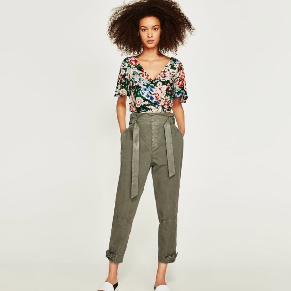 Baggy trousers with bow